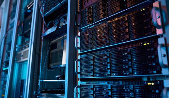 Serveri u data centru, visokotehnološka oprema za hosting i domene.